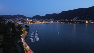 Gece ışığında Como Gölü Şehri