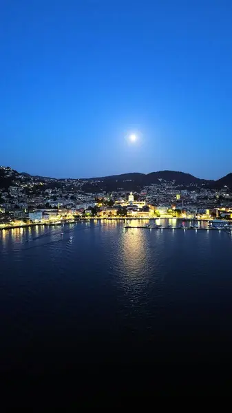 Gece ışığında Como Gölü Şehri