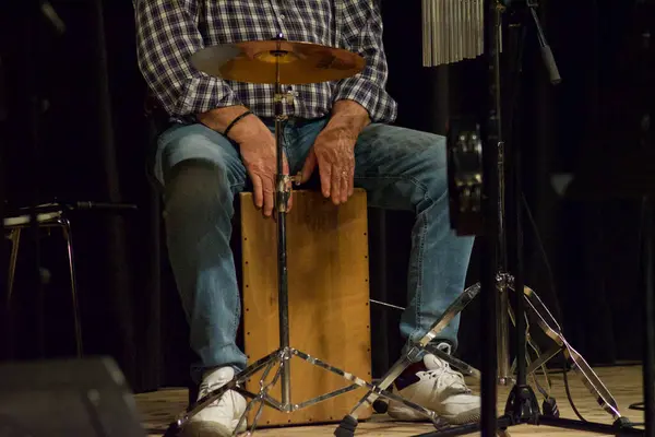 Bir el oyuncusunun yakın plan görüntüsü Cajon