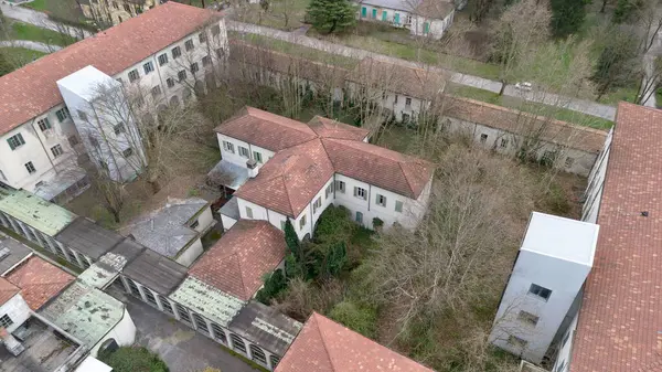 Terk edilmiş psikiyatrik Como Hastanesi ve bahçesinin muhteşem hava manzarası.