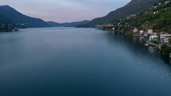 Como Gölü 'nün merkezinden günbatımının nefes kesici hava manzarası.