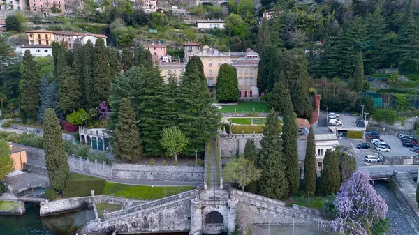 Urio Kalesi binası ve Como City yakınlarındaki geniş İngiliz bahçesi hakkında gölden muhteşem bir manzara.