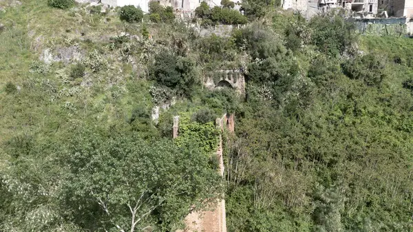 Scalea şehrinin havadan görünüşü ve kullanılmayan eski köprüsü ve ikonik Talao kulesi. -