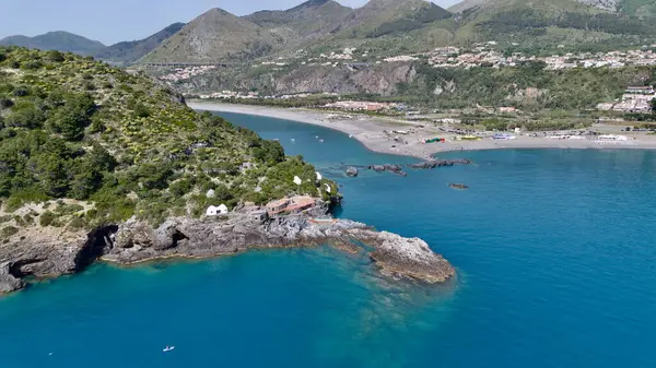Dino 'nun Praia adasının muhteşem hava manzarası. Yaz ışıklarında mavi ve şeffaf denizi olan Mara şehri.