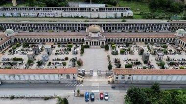 Como şehrinin anıtsal mezarlığının havadan görünüşü.