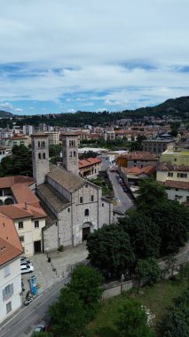 Sant 'Abbondio Katedrali' nin eski şehir ve gölün arka planda olduğu Como Romanesque tarzı zamanlardaki kuş görüntüsü.