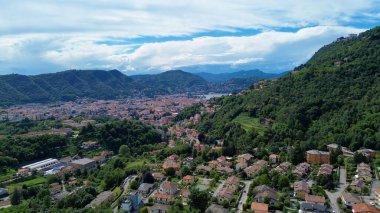 Arka planda spina verde dağları olan Como şehrinin havadan kuş görüntüsü