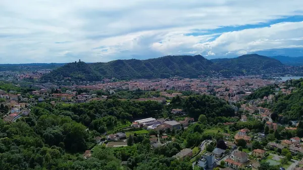 Arka planda spina verde dağları olan Como şehrinin havadan kuş görüntüsü