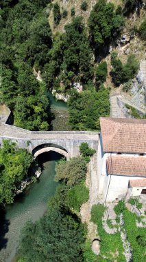 Papasidero yakınlarındaki Lao nehrinin sağ kıyısında yer alan Konstantinopolis Meryem Ana Sığınağı 'nın doğal yeşil bir çevresi var.