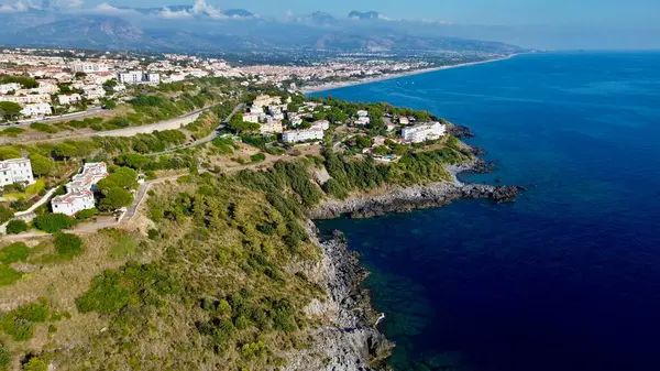 Yazın hipnotik mavi deniz ile Calabria 'nın hava görüntüsü