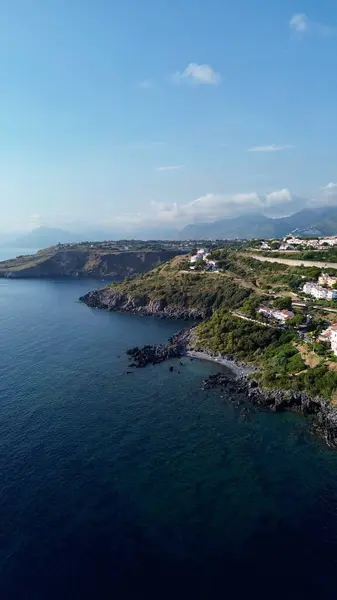 Yazın hipnotik mavi deniz ile Calabria 'nın hava görüntüsü