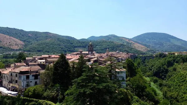 Güney İtalya 'daki Sant' Agata dei Goti şehrinin havadan görünüşü yaz ışığı altında dağlarla ve gri bitkilerle çevrili.