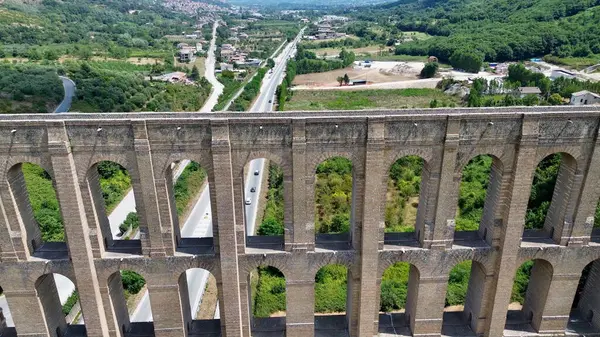 İtalya 'nın güneyindeki Caserta Kraliyet Sarayı yakınlarındaki Carolino su kemeri adı verilen Vanvitellian su kemerinin eski yapısının görkemli kuş görüntüsü kraliyet konutuna su getirmek için