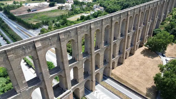 İtalya 'nın güneyindeki Caserta Kraliyet Sarayı yakınlarındaki Carolino su kemeri adı verilen Vanvitellian su kemerinin eski yapısının görkemli kuş görüntüsü kraliyet konutuna su getirmek için