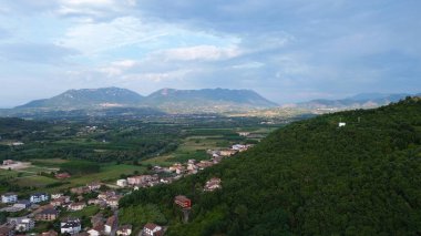Limatola Kalesi 'nin muhteşem hava manzarası güney İtalya' daki yeşil ormanlık tepenin üzerindeki eski bir ortaçağ binası gümüş yaz ışıklarıyla çevrili.