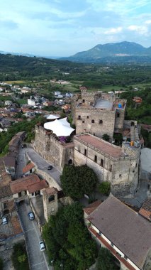 Limatola Kalesi 'nin muhteşem hava manzarası güney İtalya' daki yeşil ormanlık tepenin üzerindeki eski bir ortaçağ binası gümüş yaz ışıklarıyla çevrili.