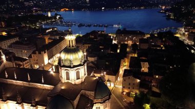 Yazın Como City Katedrali 'nin hipnotik hava görüntüsü. Arka planda mavi renkli göller olan renkli ışıklar.