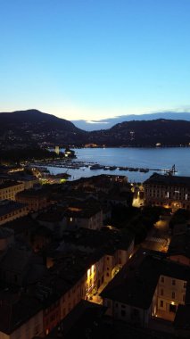 Yazın Como City Katedrali 'nin hipnotik hava görüntüsü. Arka planda mavi renkli göller olan renkli ışıklar.