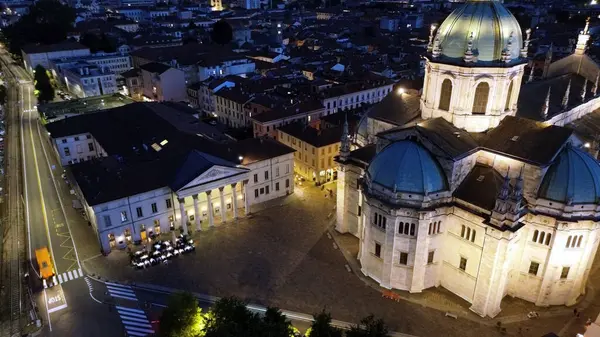 Yazın Como City Katedrali 'nin hipnotik hava görüntüsü. Arka planda mavi renkli göller olan renkli ışıklar.