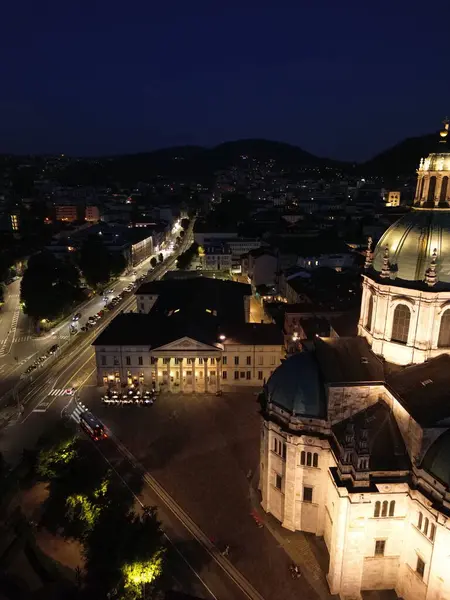 Yazın Como City Katedrali 'nin hipnotik hava görüntüsü. Arka planda mavi renkli göller olan renkli ışıklar.