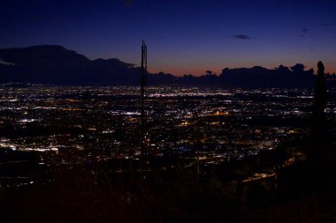 Caserta şehrinin panoramik manzarası yukarıdan renkli gece gökyüzü ile