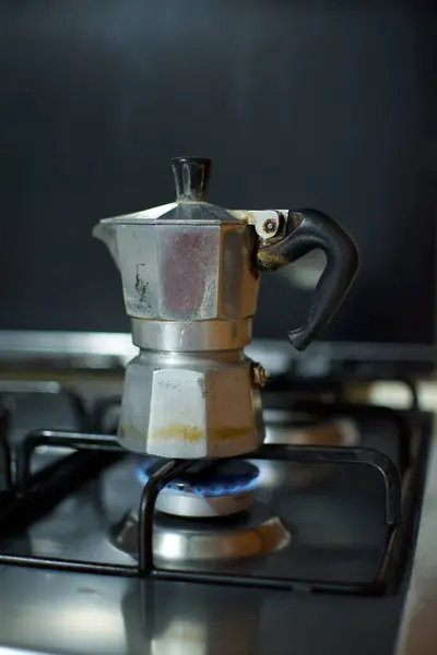 Eski bir İtalyan moka kahve makinesi. Gaz ocağında.