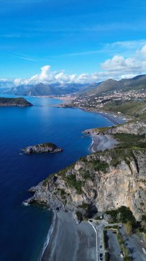 Güney İtalya 'da Calabria' da bulunan San Nicola Arcella plajının açık hava manzarası. Saracena Kulesi 'nin eski binası Torre Crawford' un anısına ünlü Amerikalı yazar.