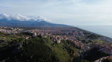 Calabria 'daki Scalea şehrindeki binaların yukarıdan bakıldığında çok anlamlı.