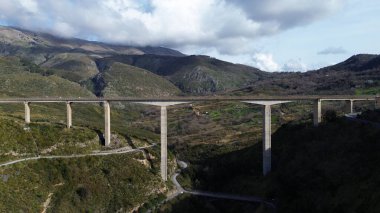 Güney İtalya 'da San Nicola Arcella şehri yakınlarındaki Canal Grande adlı viyadük manzarası