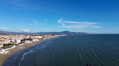 Güney İtalya 'da Scauri sahilinin tepesinden fantastik hava manzarası. Rüzgar sörfçüleri ve eski tarihi terk edilmiş sanayi binaları var.