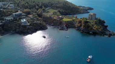 Güney İtalya 'da Calabria' da bulunan San Nicola Arcella plajının açık hava manzarası. Saracena Kulesi 'nin eski binası Torre Crawford' un anısına ünlü Amerikalı yazar.