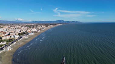 Güney İtalya 'da Scauri sahilinin tepesinden fantastik hava manzarası. Rüzgar sörfçüleri ve eski tarihi terk edilmiş sanayi binaları var.