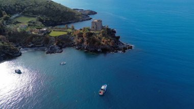 Güney İtalya 'da Calabria' da bulunan San Nicola Arcella plajının açık hava manzarası. Saracena Kulesi 'nin eski binası Torre Crawford' un anısına ünlü Amerikalı yazar.