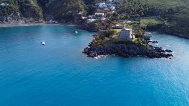 Güney İtalya 'da Calabria' da bulunan San Nicola Arcella plajının açık hava manzarası. Saracena Kulesi 'nin eski binası Torre Crawford' un anısına ünlü Amerikalı yazar.