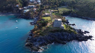 Güney İtalya 'da Calabria' da bulunan San Nicola Arcella plajının açık hava manzarası. Saracena Kulesi 'nin eski binası Torre Crawford' un anısına ünlü Amerikalı yazar.