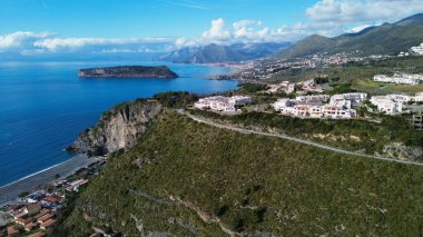 Güney İtalya 'da Calabria' da bulunan San Nicola Arcella plajının açık hava manzarası. Saracena Kulesi 'nin eski binası Torre Crawford' un anısına ünlü Amerikalı yazar.