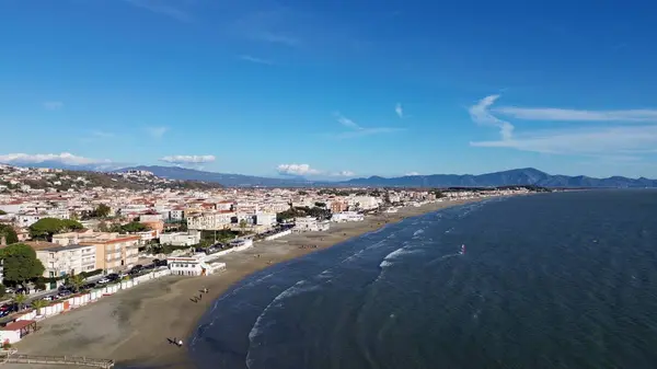 Güney İtalya 'da Scauri sahilinin tepesinden fantastik hava manzarası. Rüzgar sörfçüleri ve eski tarihi terk edilmiş sanayi binaları var.