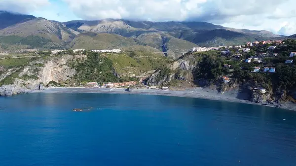 Güney İtalya 'da Calabria' da bulunan San Nicola Arcella plajının açık hava manzarası. Saracena Kulesi 'nin eski binası Torre Crawford' un anısına ünlü Amerikalı yazar.