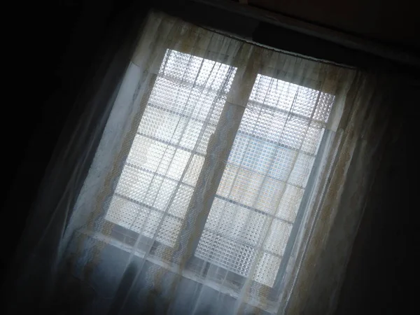 老房子有窗帘和百叶窗的窗户 有选择的重点 — 图库照片