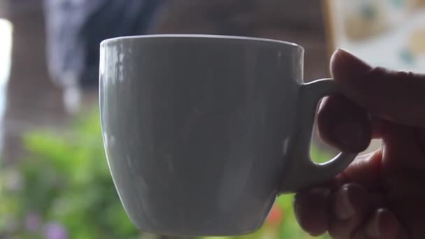 Γυναίκα Πίνοντας Ζεστό Καφέ Ένα Τοπίο Του Καφέ Και Της — Αρχείο Βίντεο