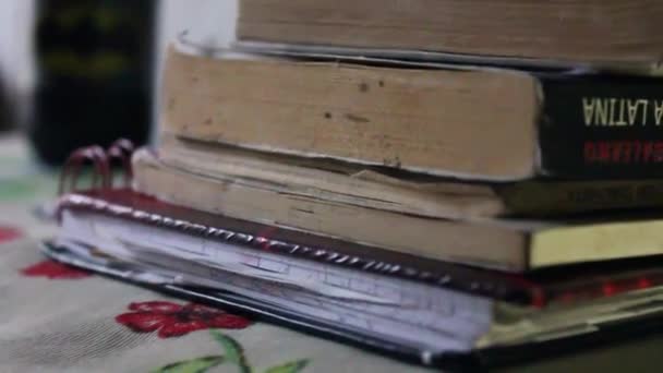 Відкрита Книга Навушниками Лампою Тлі Килима — стокове відео