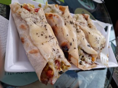 Domatesli pizza, mozzarella ve siyah susam tohumlu.