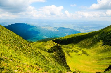 Yaz gününde dağ vadisi