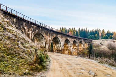 Sonbaharda bir nehirde köprü
