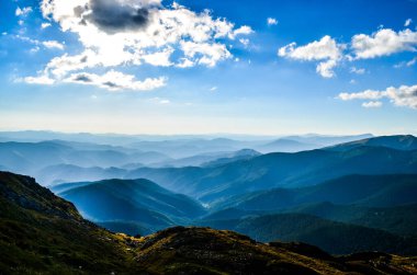 Dağları ve bulutları olan güzel bir manzara