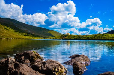 Göl ve dağlarla dolu güzel bir manzara.