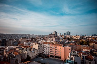 İstanbul, Hindi - 21 Ekim 21: Galata Bölgesi ve Galata Köprüsü şehir manzarası. İstanbul 'un başkenti