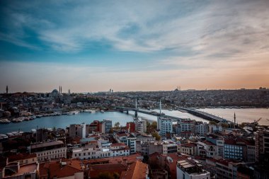 İstanbul şehrinin havadan görünüşü ve İstanbul 'daki bosphorus köprüsü, hindi.