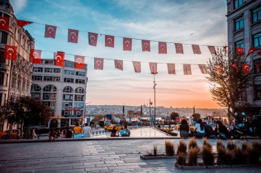 İstanbul, Türkiye - Kasım 19, 21: 18: 00 Galata Meydanı gün batımında