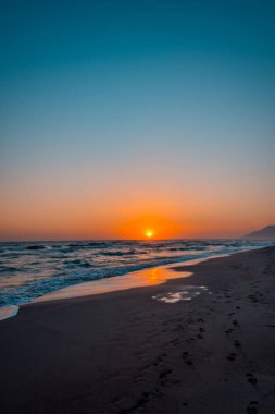 Denizin üzerinde gün batımı